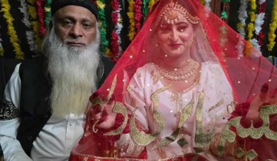 ৭০ বছর বয়সী হাকিম বাবর ভালোবেসে বিয়ে করেছেন ২২ বছর বয়সী এক তরুণীকে
