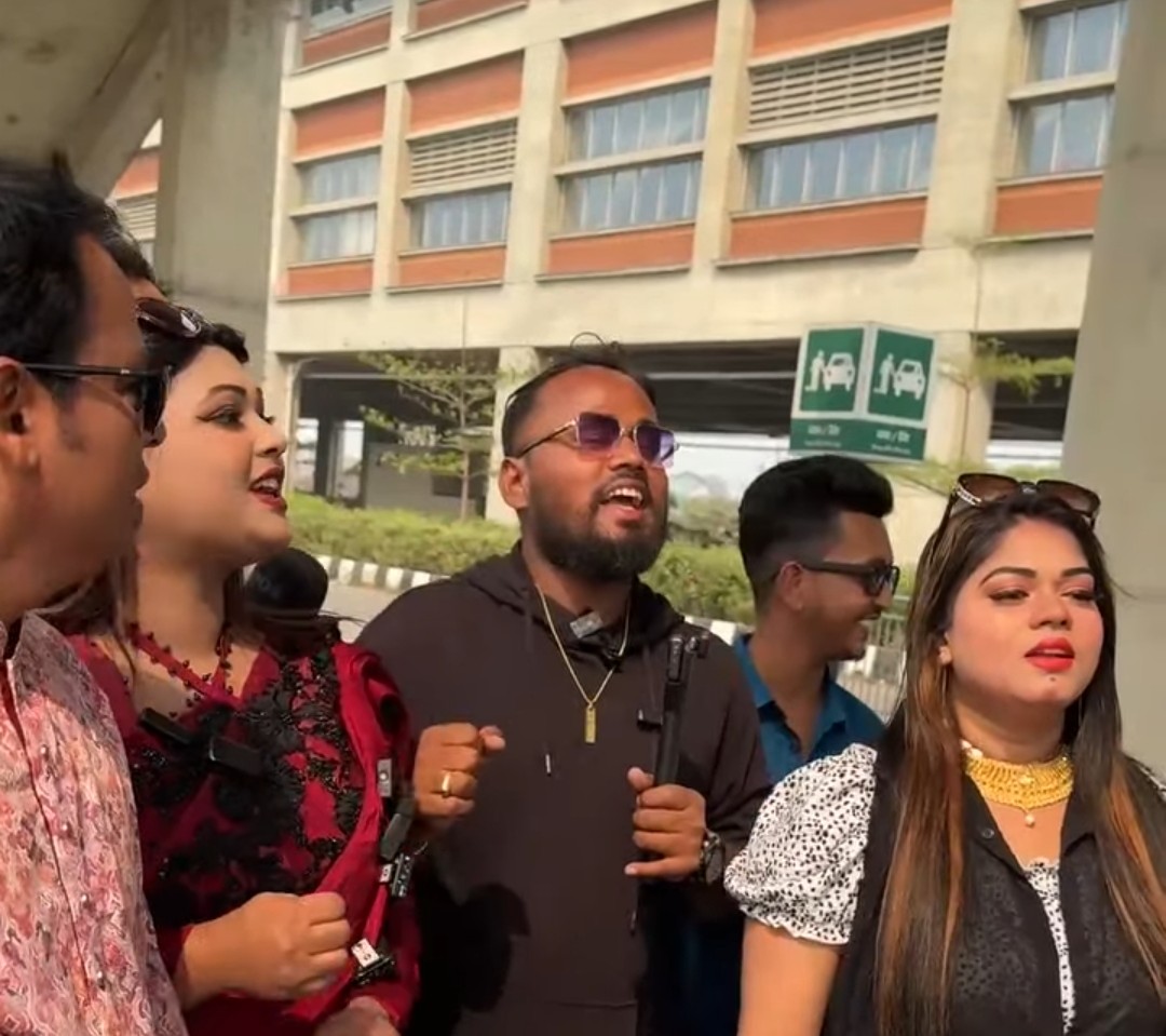 হিরো আলমের মুক্তির দাবিতে রাস্তায় নেমেছে নায়িকা ও ভক্তবৃন্দরা!