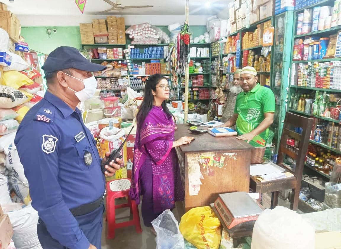 অধিক মূল্যে বিভিন্ন পণ্য বিক্রয়ের অভিযোগে ৫ ব্যবসায়ীকে আর্থিক জরিমানা করা হয়েছে