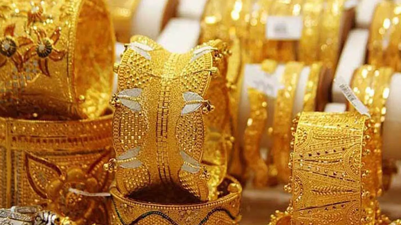 দেশের বাজারে টানা ছয় দফা মূল্যবৃদ্ধির পর অবশেষে স্বর্ণের দামে বড় ধরনের পতন
