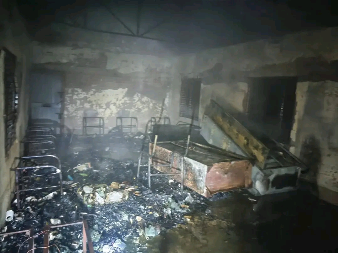 গাবতলীর নেপালতলীতে বুরুজ আদর্শ গ্রাম বালিকা উচ্চ বিদ্যালয়ে বৈদ্যুতিক শর্ট সার্কিট থেকে আগুন