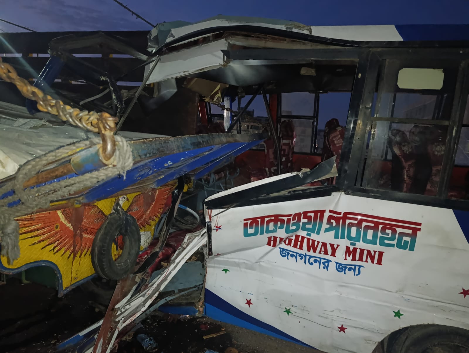 ভয়াবহ সড়ক দুর্ঘটনা ৩ জন নিহত ও ১৫ জন আহত