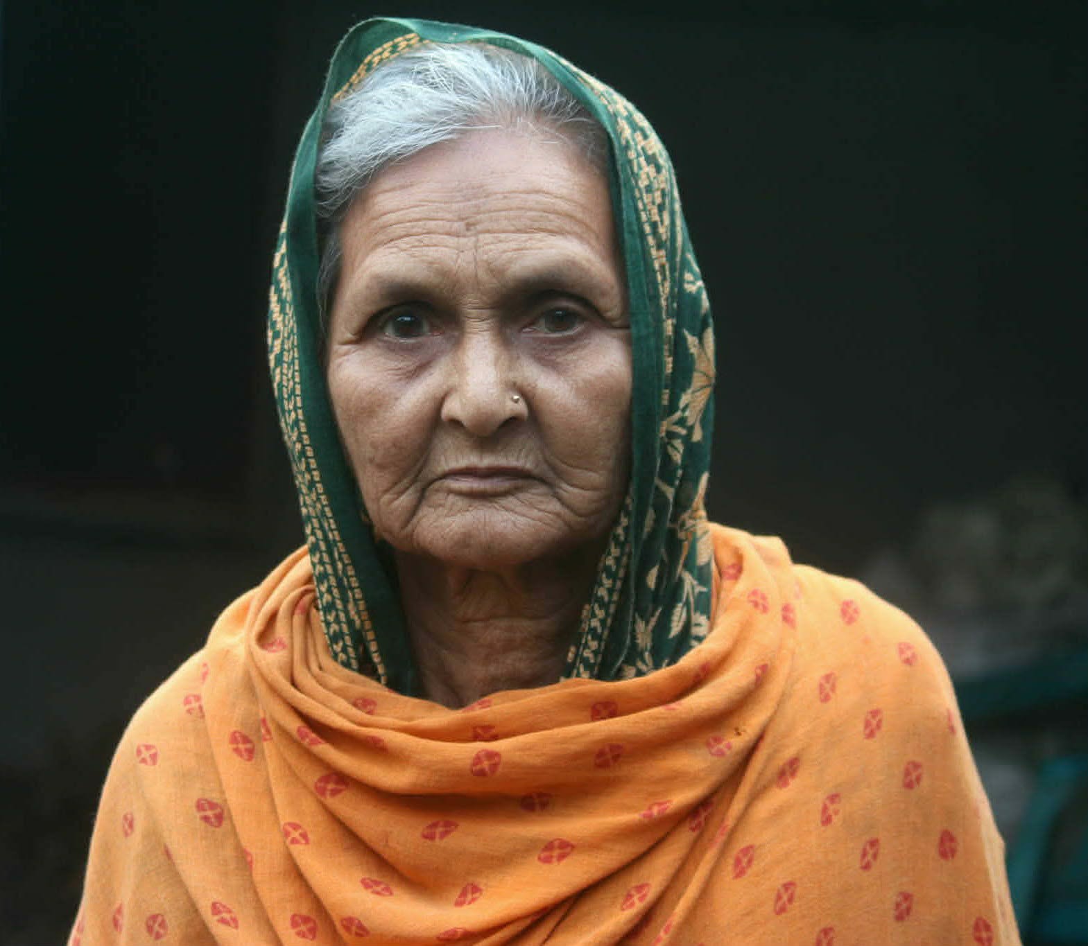 তাড়াশে বৃদ্ধার জীবনের পড়ন্ত বেলায়ও নেই নিজস্ব ঠিকানা