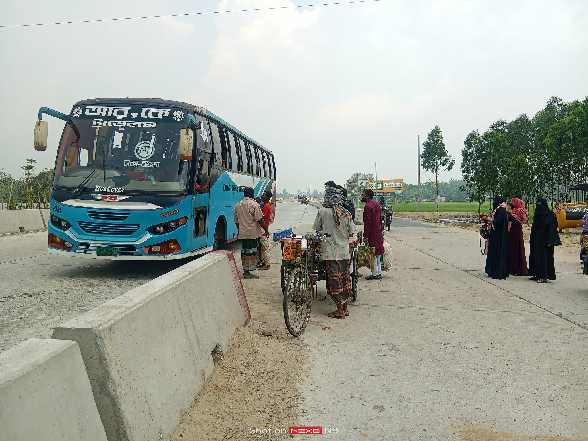 ঝুঁকি পূর্ণ ভূইয়াগাঁতী পূর্ব বাসস্ট্যান্ড নির্ধারিত স্থানে স্থানান্তরের দাবি,ভোগান্তিতে যাত্রীরা
